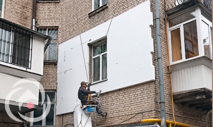 утеплення фасаду квартири пінопластом промисловим альпіністом